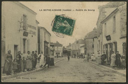 Le centre du bourg, avec ses commerces (dont l'épicerie Letard) et ses habitants.